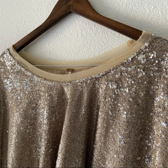 FREE PEOPLE Champagne Dreams Sequined Slouchy Crop Top Gold Small Womens Relaxed - Picture 7 of 16